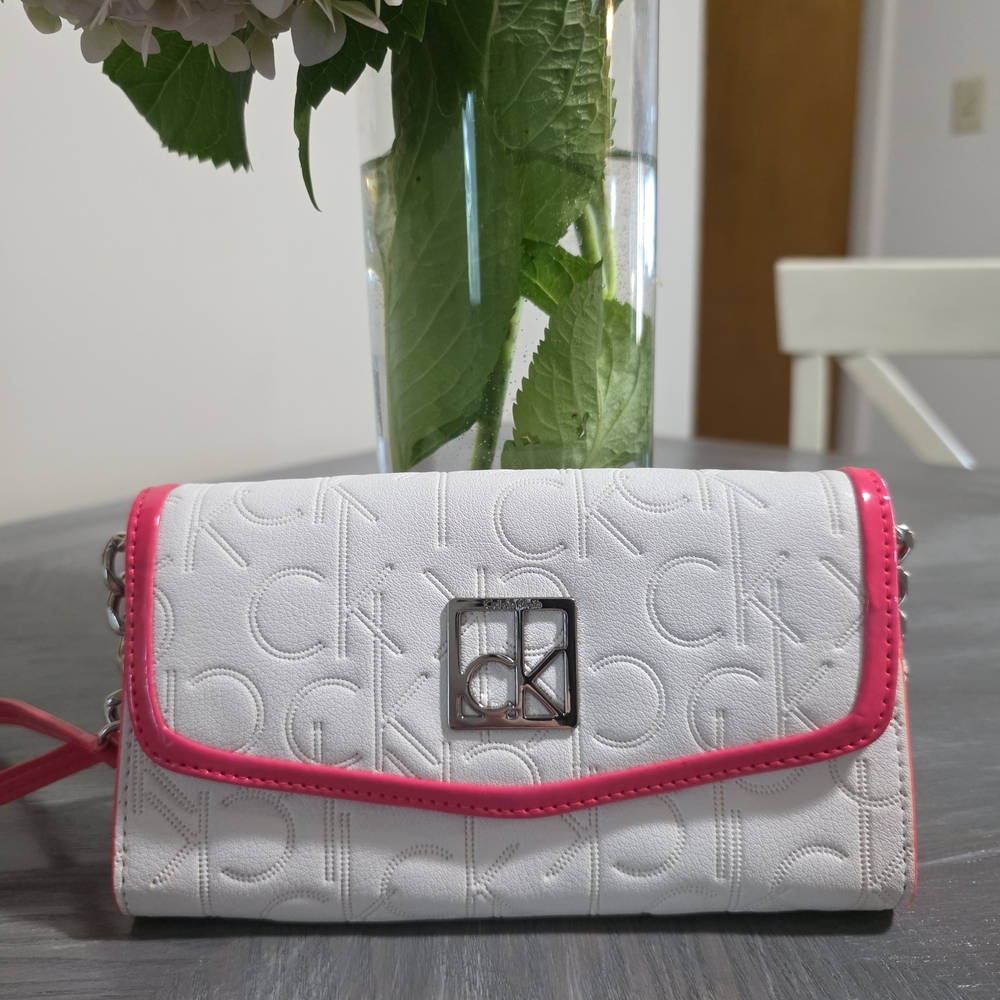 Calvin Klein Embossed White Clutch with Pink Trim~Crossbody Wallet 🤍🩷🩶